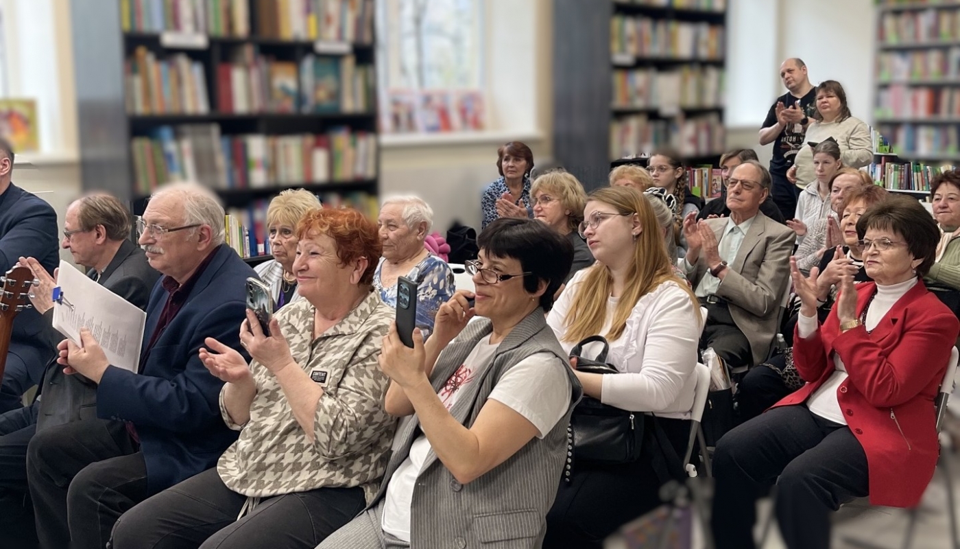 «Библионочь‑2026» в Чеховской Центральной библиотеке: музыка, поэзия и атмосфера единства.